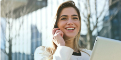 Lachende Frau im Freien